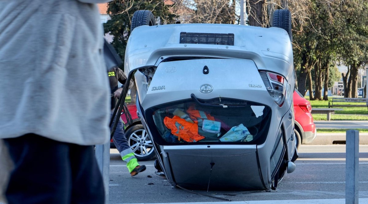 VIDEO Nesreća u Zadru, auto u kojem su bili žena i dijete okrenuo se na krov