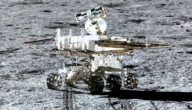 Kineski rover na nama udaljenijoj strani Mjeseca pronašao "ljepljivo" tlo