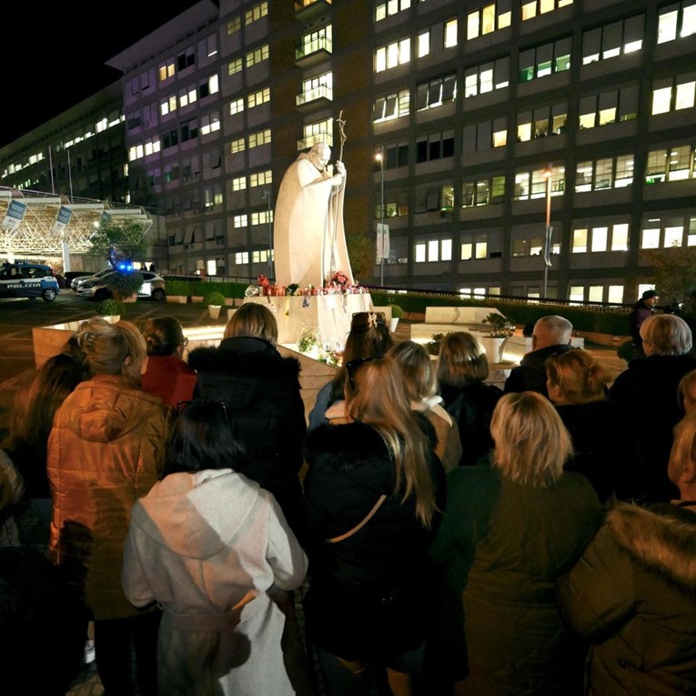 Vatikan objavio nove informacije o Papinom stanju