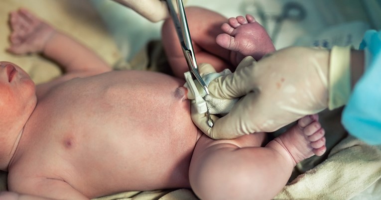 Osjeća li beba bol rezanja pupkovine? Stručnjaci razjasnili česte nedoumice