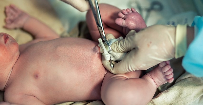Osjeća li beba bol rezanja pupkovine? Stručnjaci razjasnili česte nedoumice