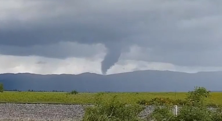 VIDEO Nevrijeme u dijelu Dalmacije, bujice na ulicama Knina. U Lici pijavica