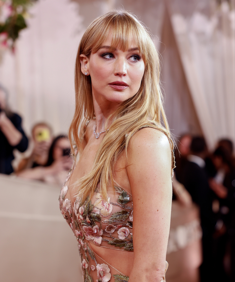 Jennifer Lawrence otkrila zašto često u javnosti nosi maramu: "Nije zbog mode"