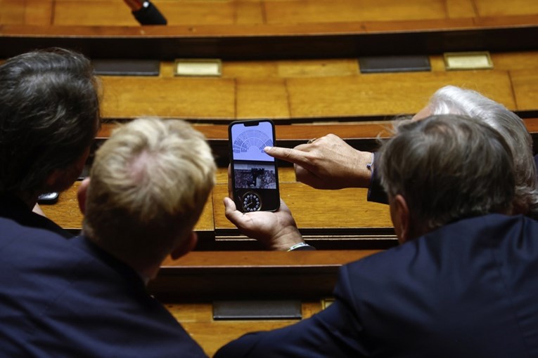 Francuski parlament odgodio Macronovu mirovinsku reformu