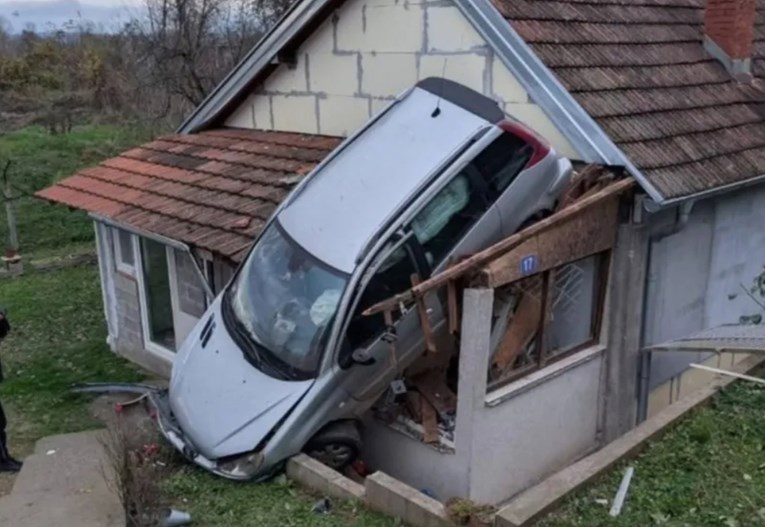 VIDEO Auto u Srbiji završio na kući, objavljena snimka