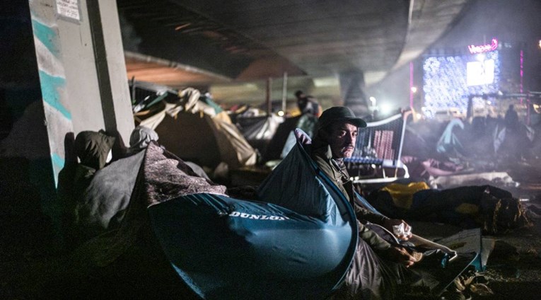 Francuska policija ispraznila migrantski kamp, deložirali 2000 ljudi