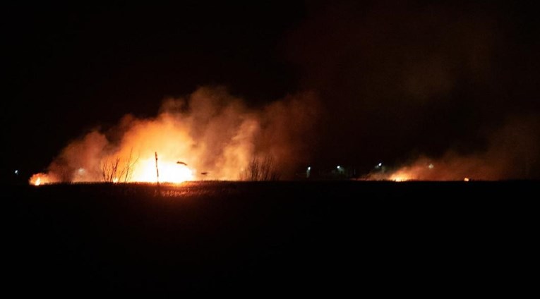 Požar kod Metkovića, proširio se na šumu, kuće obranjene