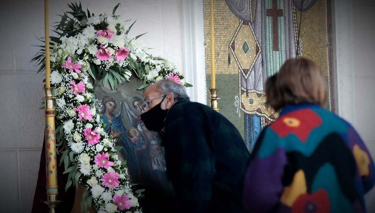 Blaže mjere u Grčkoj, ali crkve su i dalje zatvorene. Policija uhitila svećenike