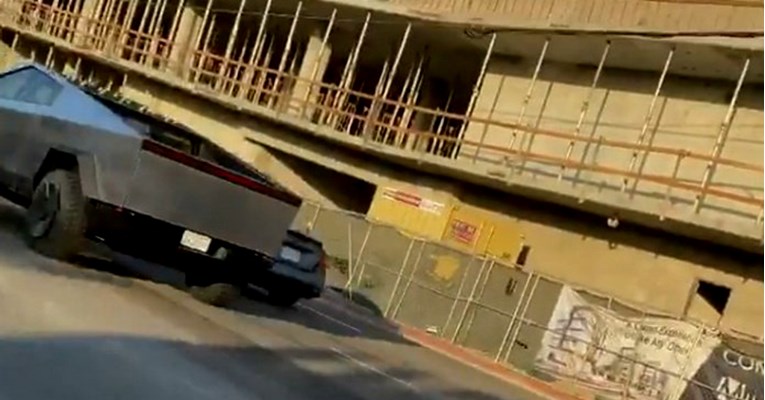 VIDEO Ogroman je: Pogledajte Teslin kamionet u prometu