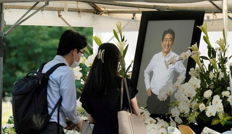 Ubijeni bivši premijer Japana već je pokopan, sada se organizira drugi sprovod