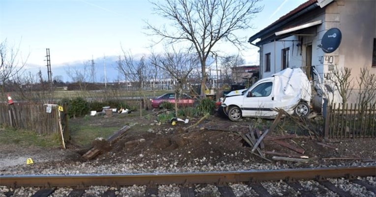 Putnički vlak u Čakovcu naletio na automobil, vozač prevezen u bolnicu