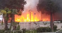 VIDEO Ogroman požar u centru Lovrana, srušio se krov starog hotela