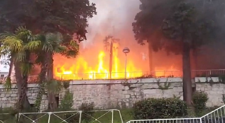 VIDEO Ogroman požar u centru Lovrana, izgorio stari hotel