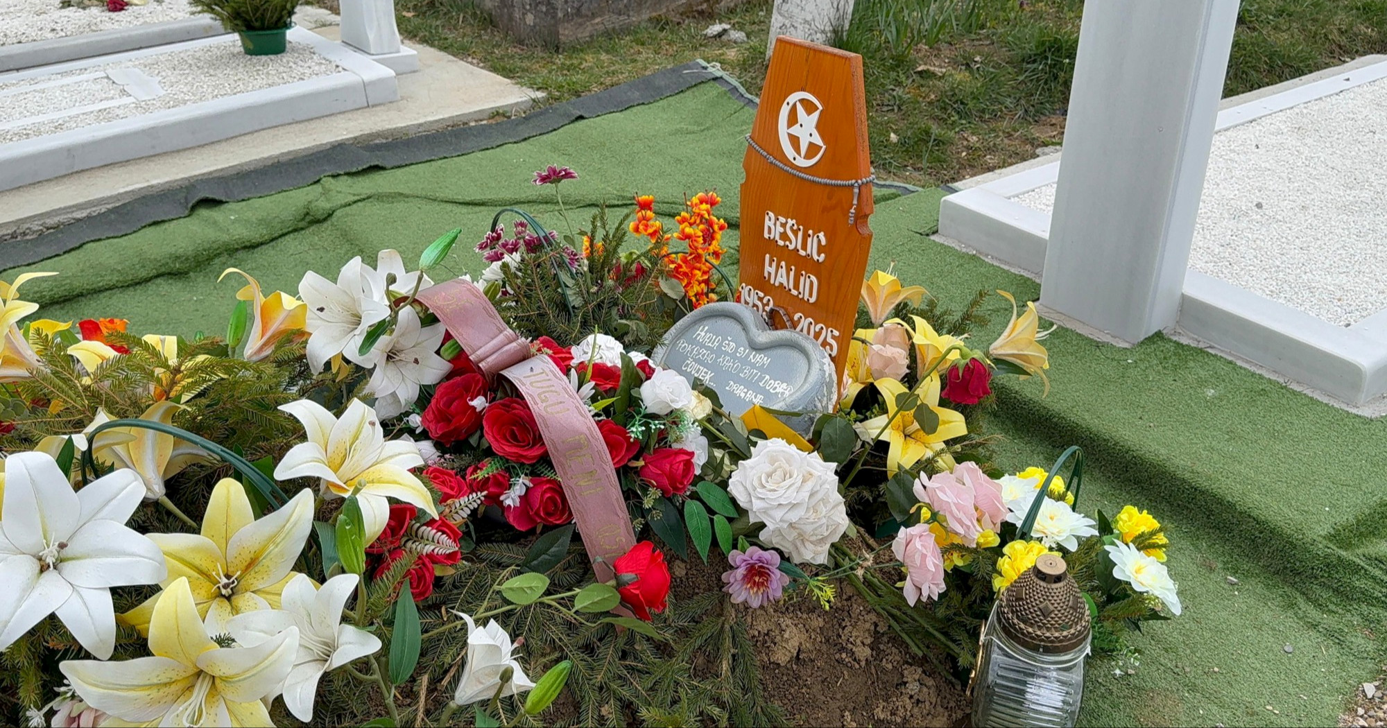 Na grobu Halida Bešlića osvanula dirljiva poruka obožavateljice