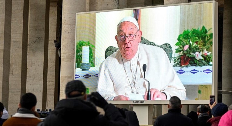 Papa Franjo: S boli mislim na Gazu, izrešetanu djecu, bombardiranje škola i bolnica