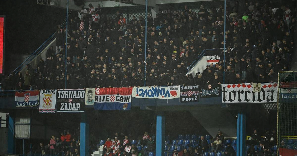 Hrvatski navijači počeli skandirati ZDS u Podgorici. Crnogorci ih utišali zvižducima