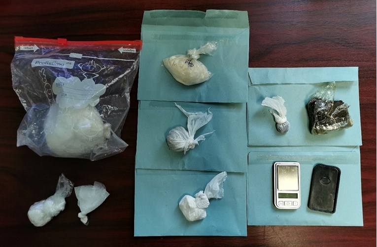 U Splitu i Trogiru pala dva dilera, policija kod njih našla 245 grama amfetamina