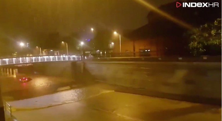 VIDEO Muškarac u autu zapeo ispod podvožnjaka u Miramarskoj, izvukli ga vatrogasci