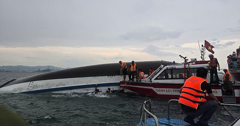 U Vijetnamu potonuo turistički brod. 38 mrtvih, još uvijek se traga za nestalima