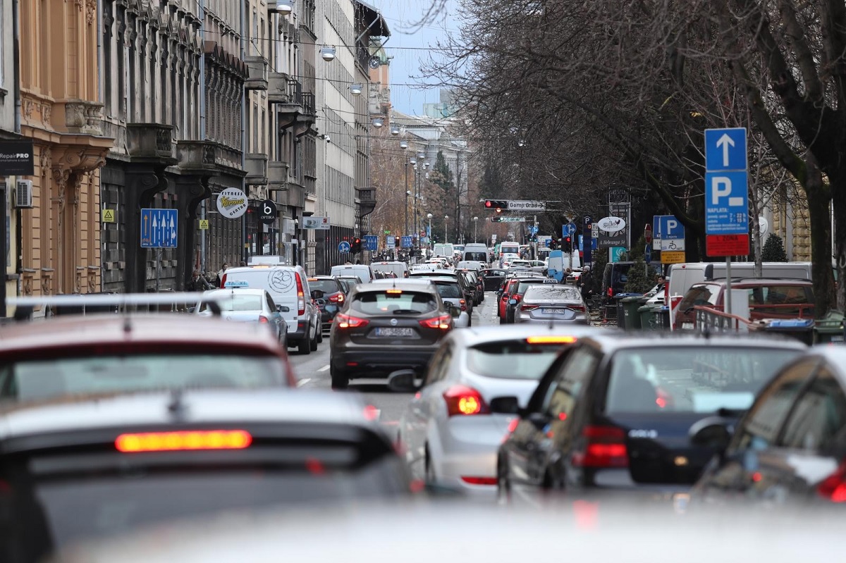 Apel u Zagrebu: Maknite automobile s ceste, hitne službe ne mogu proći