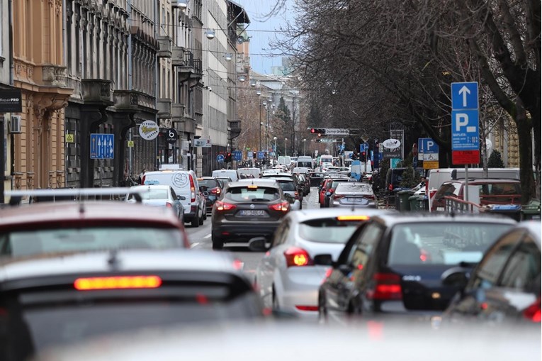 Apel u Zagrebu: Maknite automobile s ceste, hitne službe ne mogu proći