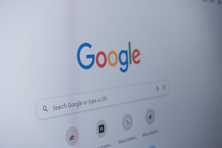 Google će uskoro znati lažete li o godinama: Pregledavat će povijest pretraživanja