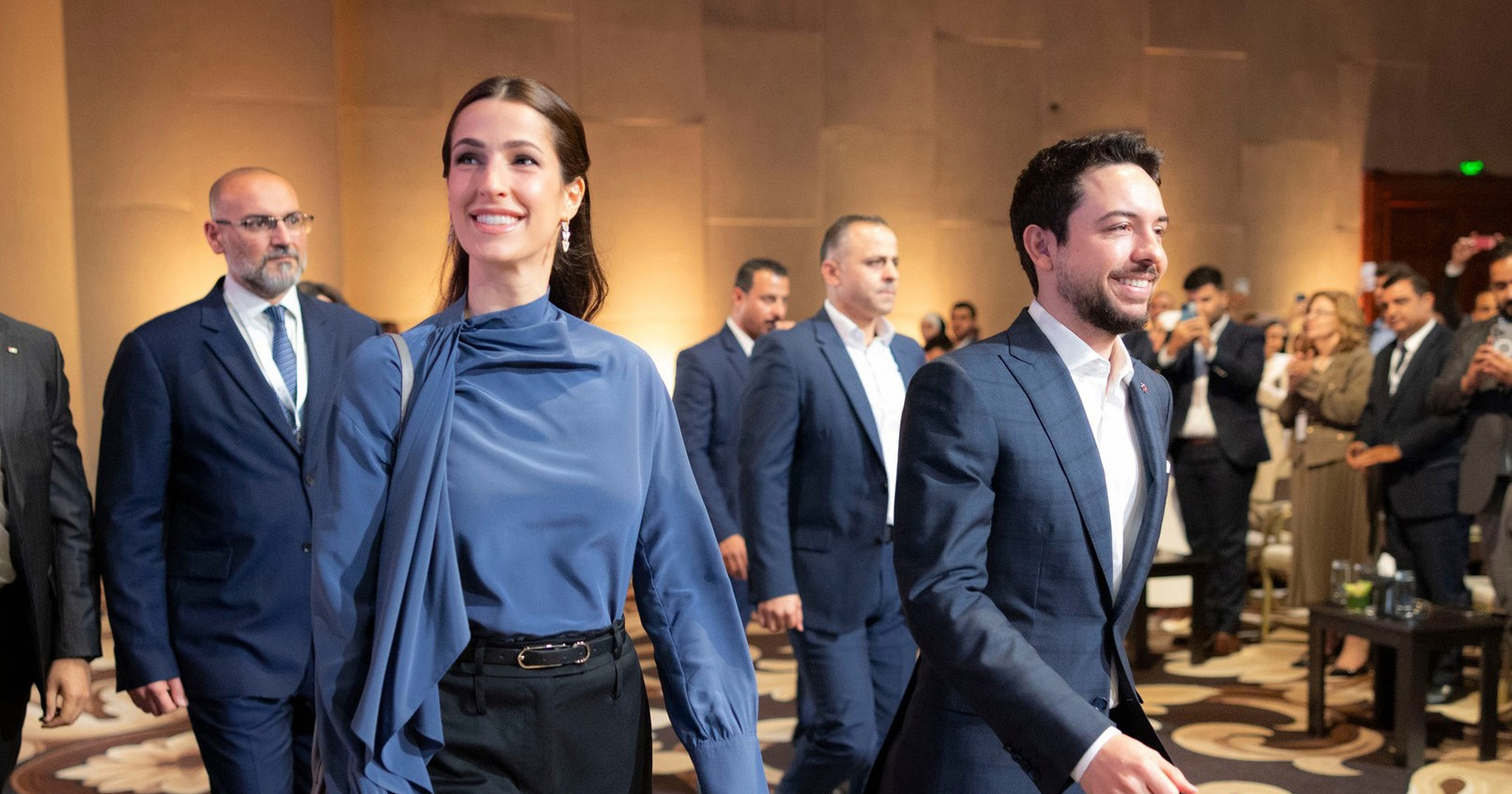 Princeza Rajwa od Jordana na forumu nosila elegantnu kombinaciju s YSL detaljima