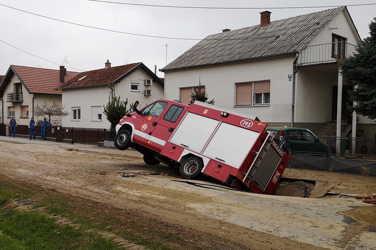 FOTO U Bjelovaru vatrogasno vozilo upalo u veliku rupu na cesti