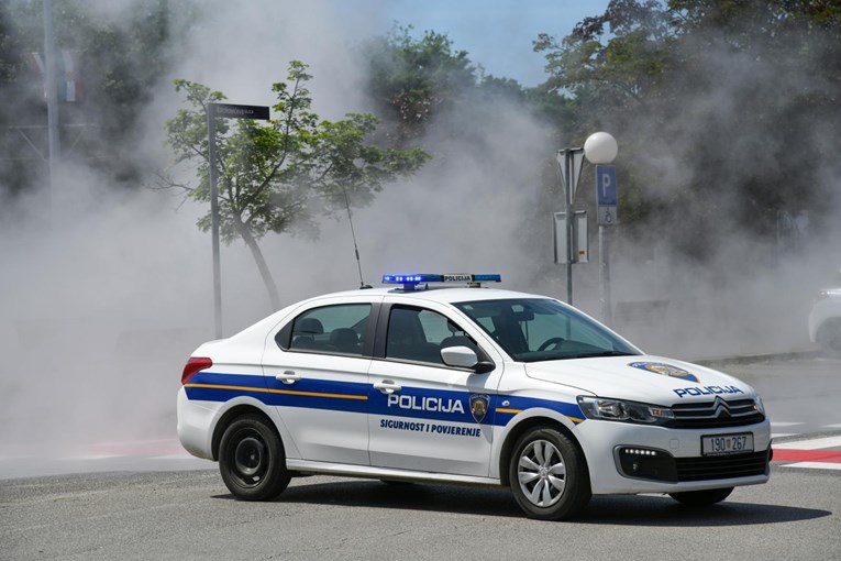 VIDEO Puknuo vrelovod u zagrebačkom Zapruđu, sve je puno pare i vode