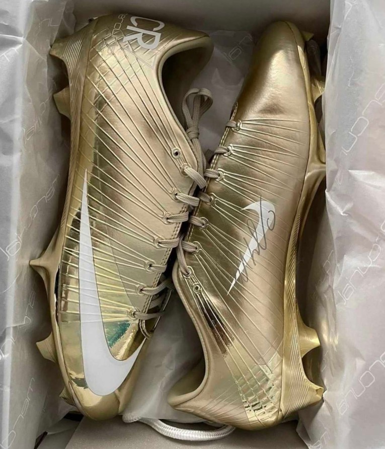Nike je Ronaldov povijesni rekord obilježio zlatnim kopačkama. Pun ih je Vinted