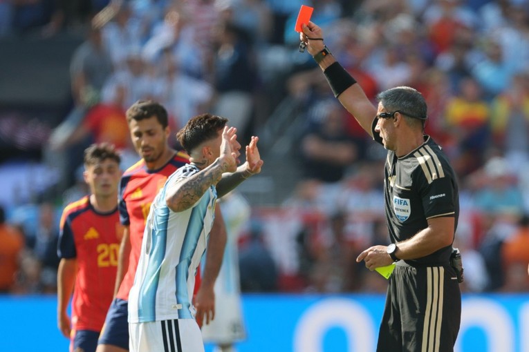 Pogledajte kako je Argentina ostala s igračem manje u nadoknadi