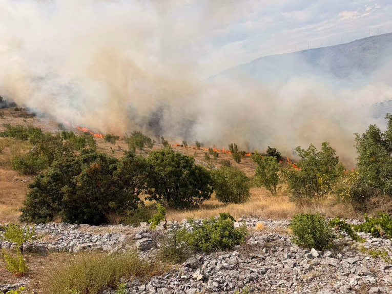 Teška situacija na Korčuli, dva požara se spojila u jedan. "Vatra je ogromna"