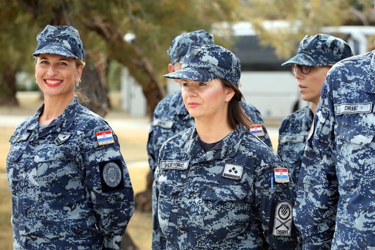 Hrvaticu koja bi u vojsku pitali zašto želi biti topovsko meso. Odgovorila je