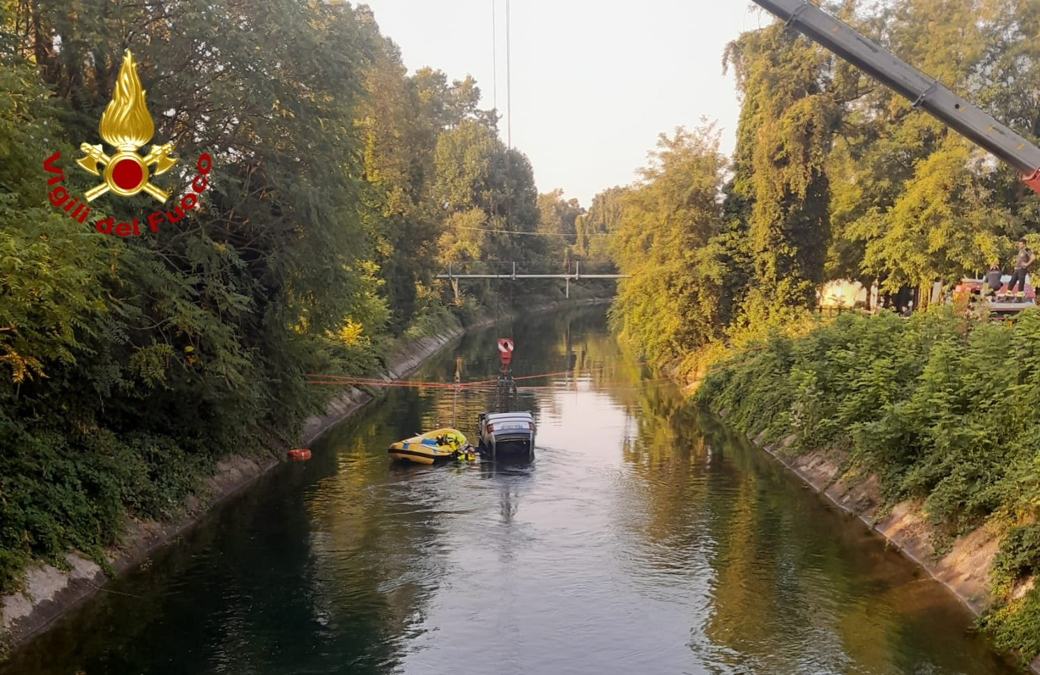 FOTO Auto s devetero mladih u Italiji sletio u kanal. Troje poginulih
