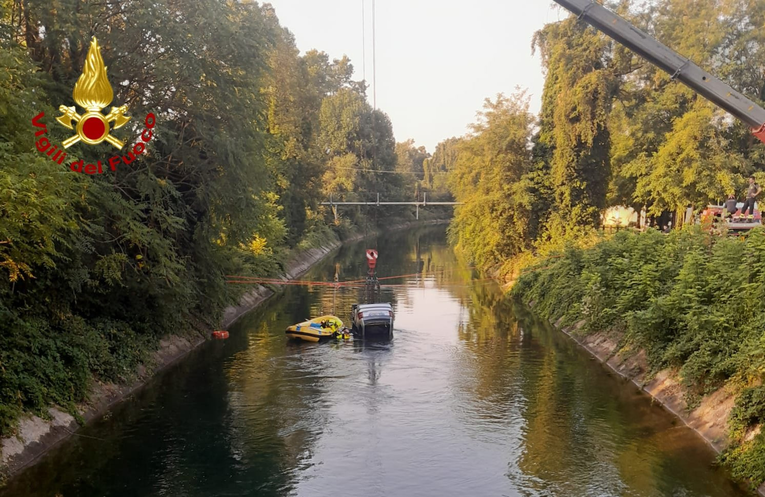FOTO Teška nesreća u Italiji. Auto pun mladih sletio u kanal, troje poginulih