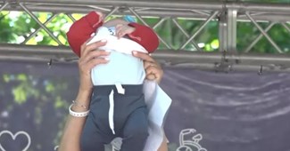 Predsjednica udruge na "Hodu za život" mahala tuđom bebom
