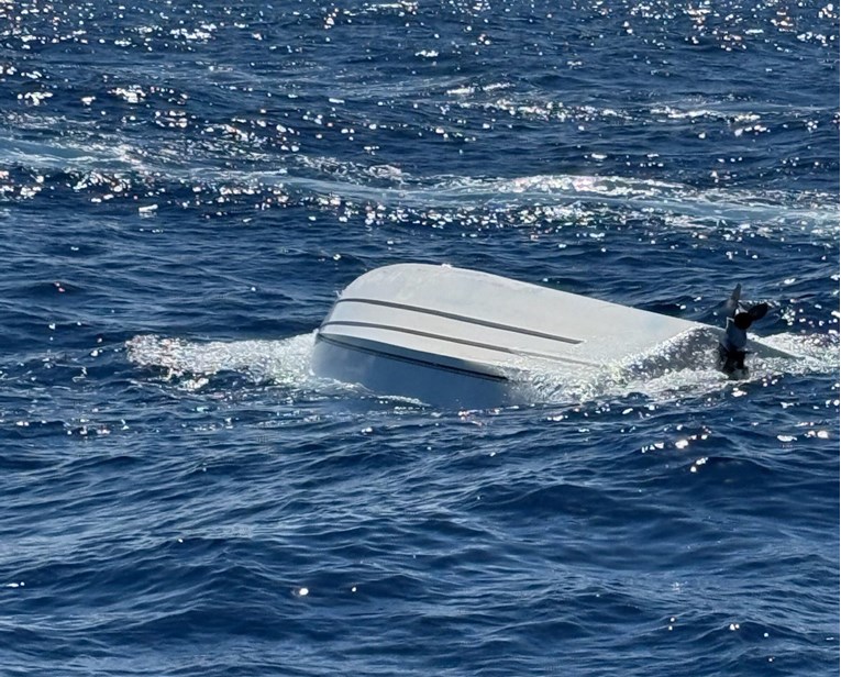 Brodica se prevrnula kod Floride, pet osoba nestalo, jedna mrtva