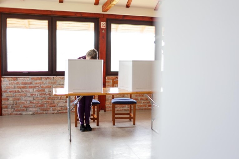 Kandidat cijeli dan stoji kod birališta. "Čovjek nije plakat, ne možemo ga maknuti"