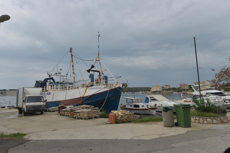 Iz marine u Šimunima na Pagu ukradena jedrilica