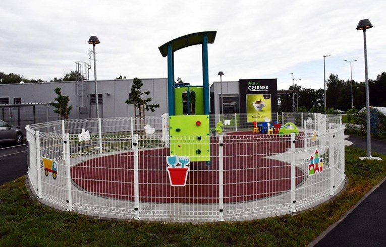 Lijepili naljepnice Republike Srpske na odmorištu na A3, idu u zatvor