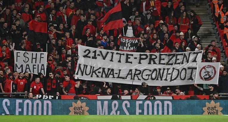 Srpski mediji: Ovaj transparent na Wembleyju veliča zločine nad Srbima na Kosovu