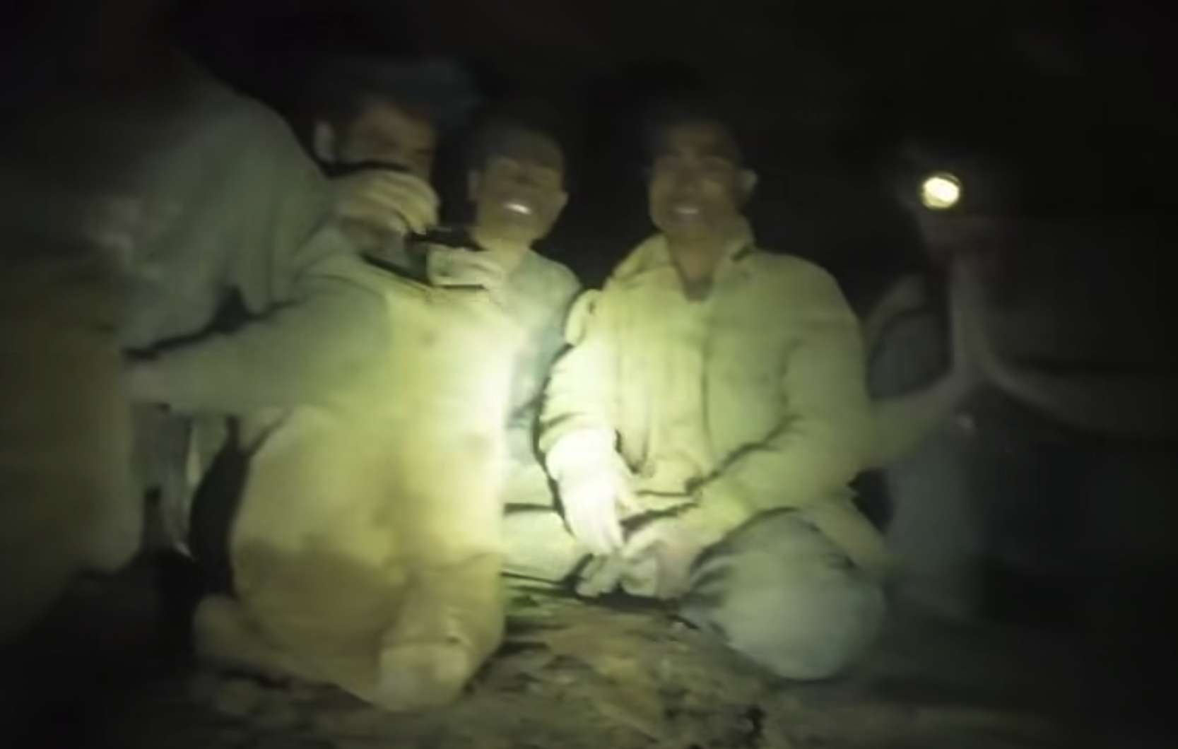 VIDEO Međunarodni tim spašava petoricu iz poplavljene špilje u Laosu