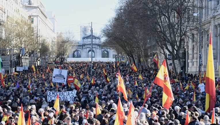 Tisuće desničara u Madridu prosvjedovale protiv španjolske socijalističke vlade