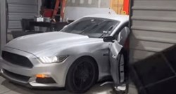 VIDEO Pao još jedan Mustang: Zaboravio zatvoriti vrata i krenuo unazad