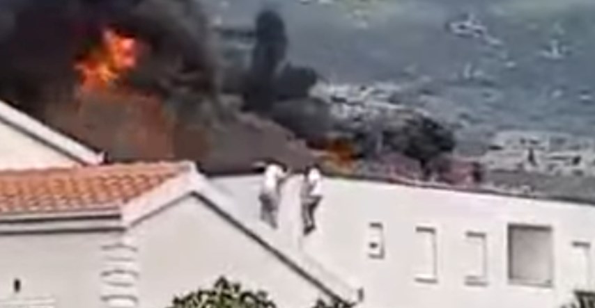 VIDEO Dramatična snimka požara u Dalmaciji, radnici se jedva spasili