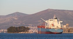 VIDEO Bura otpuhala tanker s veza u Solinu, nasukao se kod otočića Barbarinca