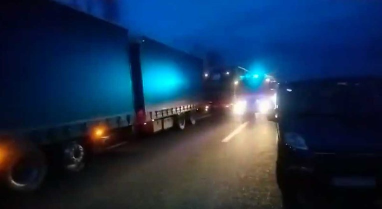 Na autocesti kod S. Broda kamion prešao na suprotnu stranu, ozlijeđen bračni par