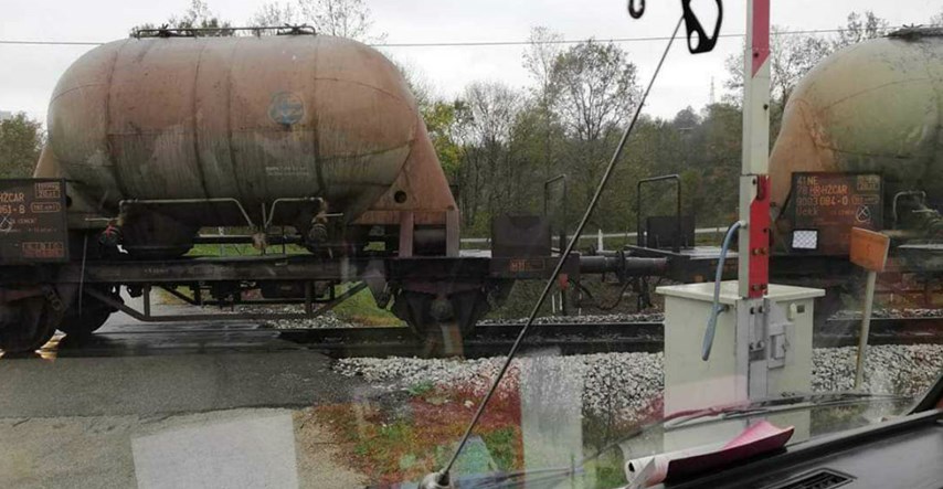 Čitatelj nam poslao sliku: Vlak prolazi, a rampa je dignuta