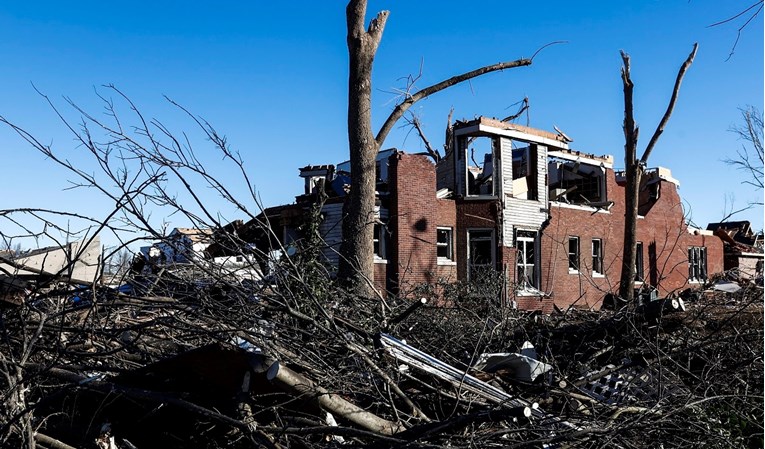 Raste broj mrtvih nakon tornada u SAD-u, pronađeno sto preživjelih radnika tvornice