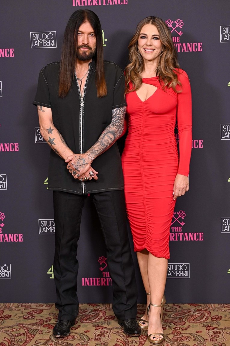 Elizabeth Hurley na premijeru svoje nove serije povela dečka Billyja Rayja Cyrusa